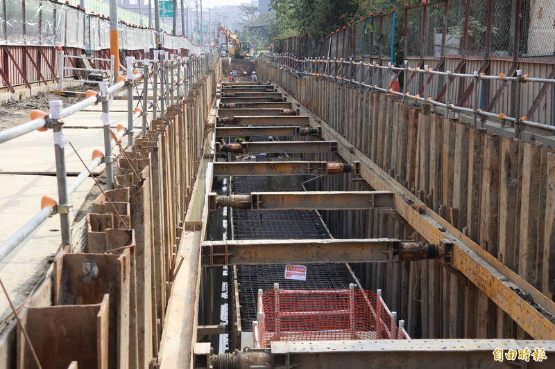 侯友宜今視察道路拓寬、排水箱涵施作(見圖)情形,指示排水箱涵6月完工、要徑工程明年2月全數完成,目前進度已達32.5%、超前4.4%。 (記者董冠怡攝) 侯友宜今視察道路拓寬、排水箱涵施作(見圖)情形,指示排水箱涵6月完工、要徑工程明年2月全數完成,目前進度已達32.5%、超前4.4%。 (記者董冠怡攝)