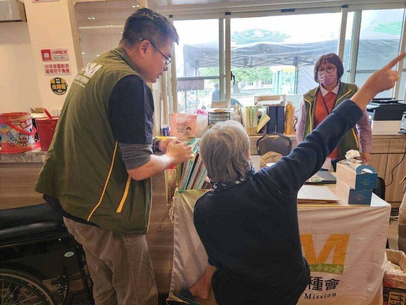 嘉義地震發生後,芥菜種會第一時間就由社工進駐提供關懷服務。(芥菜種會提供) 嘉義地震發生後,芥菜種會第一時間就由社工進駐提供關懷服務。(芥菜種會提供)