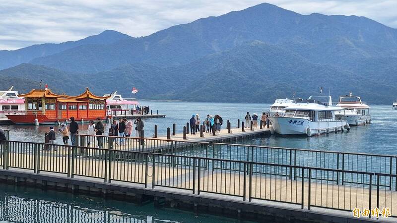 公路局預估日月潭風景區228連假仍將湧入眾多出潮人潮,建議提前於早上10點以前抵達。(記者張協昇攝) 公路局預估日月潭風景區228連假仍將湧入眾多出潮人潮,建議提前於早上10點以前抵達。(記者張協昇攝)