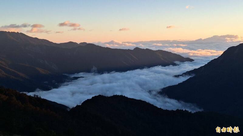 合歡山秋冬季節可欣賞美麗的雲海,但公路局提醒民眾,台14甲線合歡山公路於228連假仍是雪季管制期,行前務必檢查詢路況。(記者張協昇攝) 合歡山秋冬季節可欣賞美麗的雲海,但公路局提醒民眾,台14甲線合歡山公路於228連假仍是雪季管制期,行前務必檢查詢路況。(記者張協昇攝)