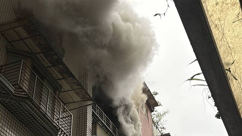 現場火勢猛烈，濃煙直竄天際。（記者吳昇儒翻攝）