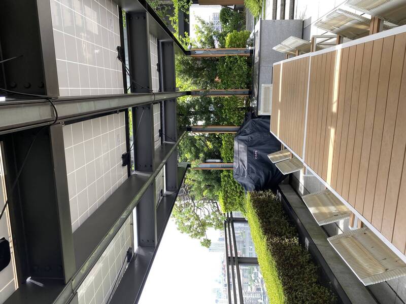 新北市環保局補助頂樓設置陽能板,不但可以發電,還可以用來遮蔭乘涼。(新北市環保局提供) 新北市環保局補助頂樓設置陽能板,不但可以發電,還可以用來遮蔭乘涼。(新北市環保局提供)