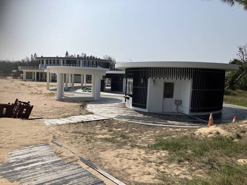 澎湖縣議員歐中慨，接獲地方民眾反映，澎管處隘門沙灘廁所破壞景觀。（歐中慨提供）