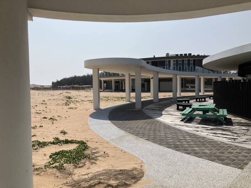 風勢助長下，沙子堆積在遊客中心及廁所旁難以清理。（歐中慨提供）