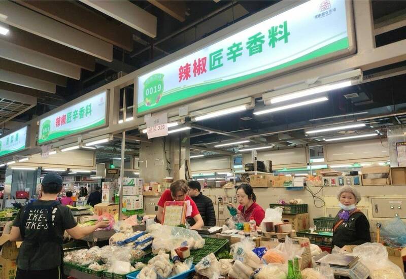 改建後的環南市場更加明亮整潔,也以LED照明減少能耗。(北市市場處提供) 改建後的環南市場更加明亮整潔,也以LED照明減少能耗。(北市市場處提供)