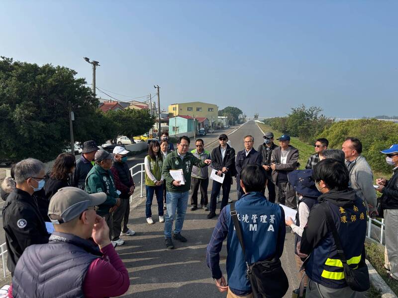 立委邱志偉邀集國發會、環保署等單位二仁溪畔實地會勘,要求加快審查、盡速展開廢棄物清理作業。(立委邱志偉服務處提供) 立委邱志偉邀集國發會、環保署等單位二仁溪畔實地會勘,要求加快審查、盡速展開廢棄物清理作業。(立委邱志偉服務處提供)