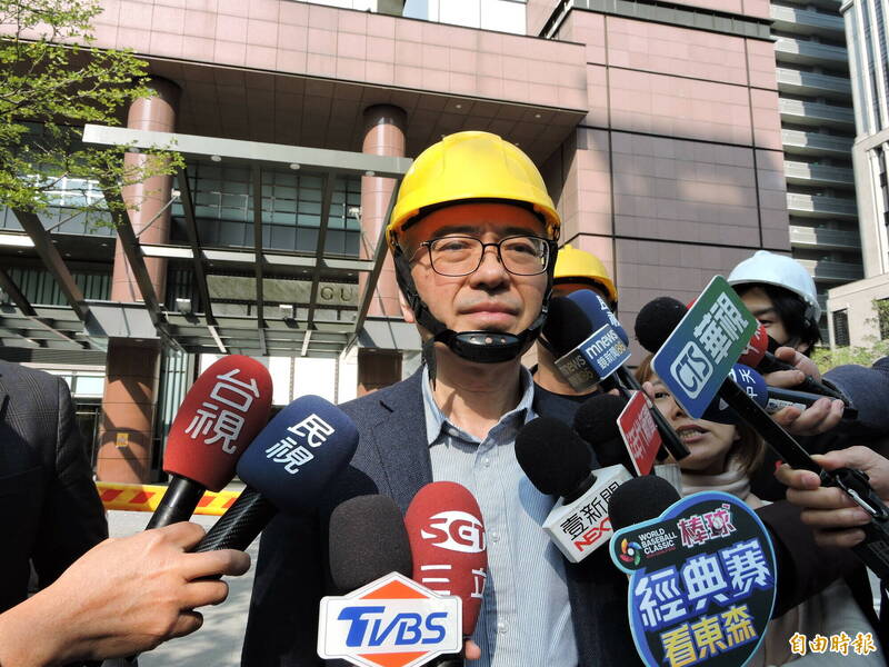 新光三越營業本部副本部長謝英明說，會請廠商務必跟每一專櫃人員做好安置計劃。 （記者蘇金鳳攝）