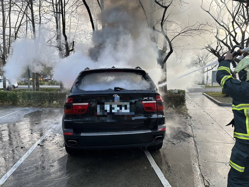 國道關西服務區1輛BMW「X5」，今天下午起火付之一炬。（竹縣府消防局提供）