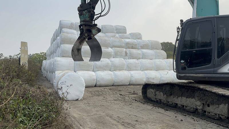高雄1500噸垃圾放置大寮掩埋場飄臭味,環保局進行打包作業。(市府提供) 高雄1500噸垃圾放置大寮掩埋場飄臭味,環保局進行打包作業。(市府提供)