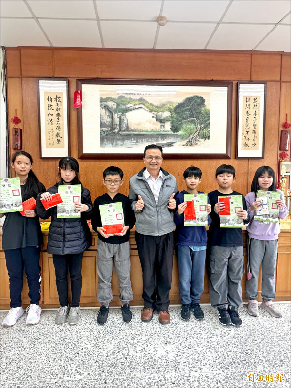 雲林國小6名小六學生參加世界青少年發明展台灣選拔賽，奪銅牌獎。（記者李文德攝）