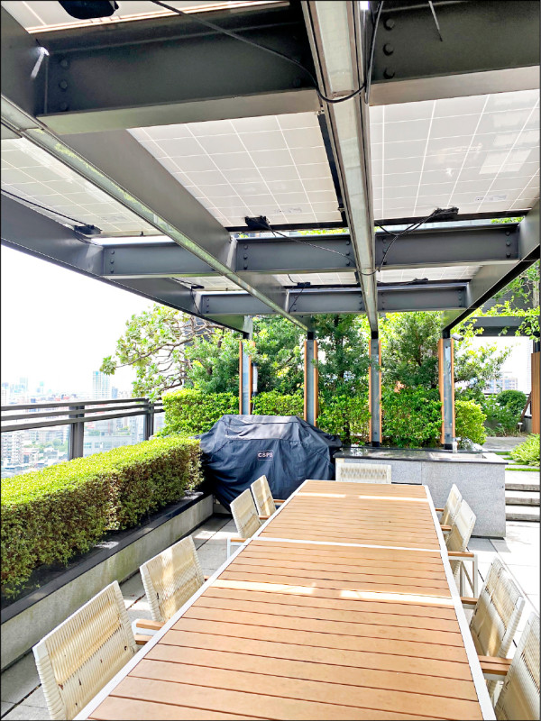 環保局補助頂樓設太陽能板,可發電及遮蔭乘涼。(新北市環保局提供) 環保局補助頂樓設太陽能板,可發電及遮蔭乘涼。(新北市環保局提供)