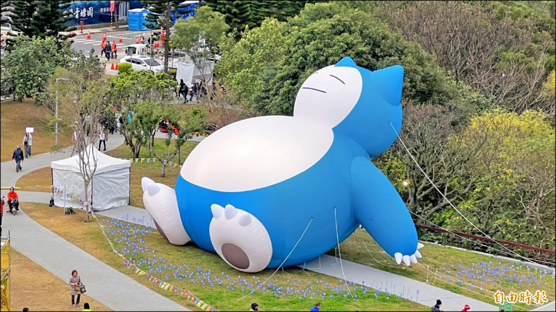 人氣爆棚的「卡比獸」巨型充氣偶作品,消風一天又回來上班了。(記者李容萍攝) 人氣爆棚的「卡比獸」巨型充氣偶作品,消風一天又回來上班了。(記者李容萍攝)