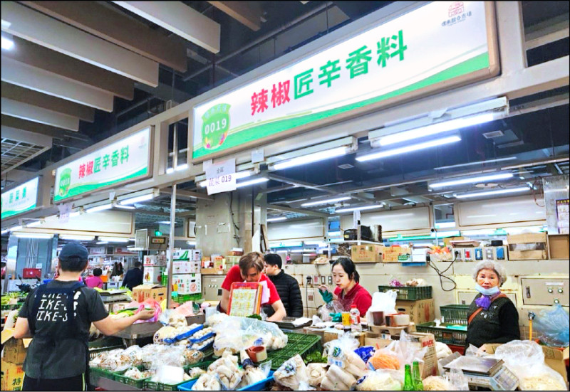 改建後的環南市場更加明亮整潔,也以LED照明節能。(市場處提供) 改建後的環南市場更加明亮整潔,也以LED照明節能。(市場處提供)