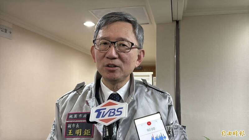 桃園市副市長王明鉅說明被詐騙的被害人是他的親戚。(記者周敏鴻攝) 桃園市副市長王明鉅說明被詐騙的被害人是他的親戚。(記者周敏鴻攝)