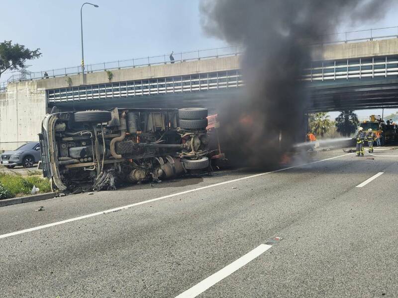 半聯結車因爆胎撞護欄翻車並引發火燒車。（民眾提供）