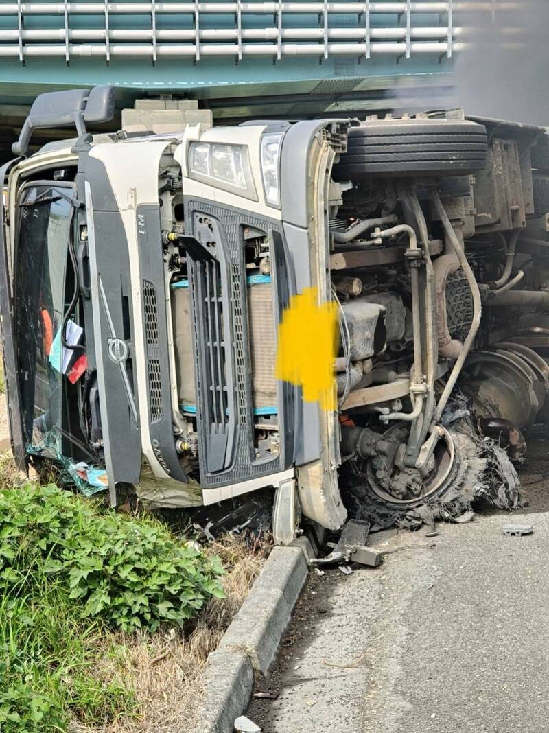 一輛半聯結車因爆胎撞上外側護欄翻車，並引發火燒車。（民眾提供）