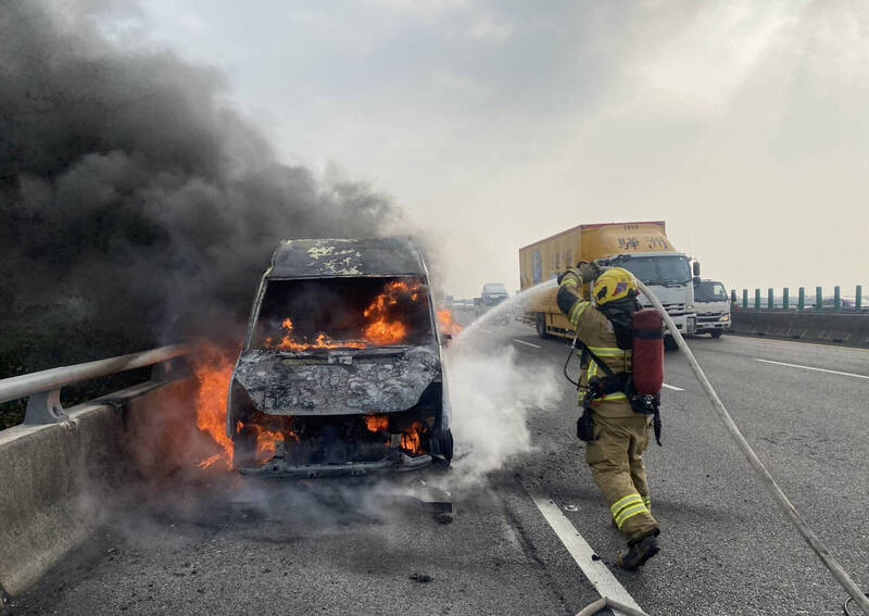 廂型車火燒車，消防人員灌救。（民眾提供）