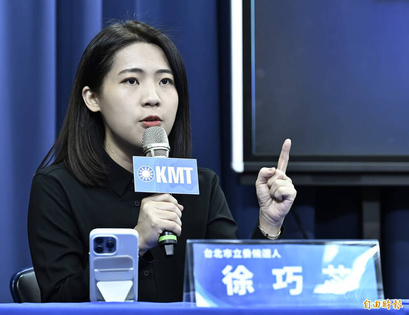 徐巧芯（見圖）的丈夫劉彥澧近日被爆「蹺班打德州撲克」，劉彥澧昨稱一切合法，晚間又表示已請辭獲准。徐巧芯在臉書發文開嗆「罵我雙標的蟾蜍，知道我們跟你不一樣了吧」，遭許多網友洗版質疑「沒錯幹嘛辭職？」（資料照）