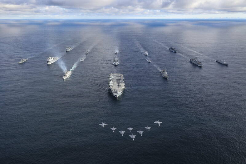 中國官媒報導，英國皇家海軍航空母艦「威爾斯親王號」，將率領由驅逐艦和核動力潛艦組成的打擊群，於3月份展開新一輪印太部署行動。（美聯社檔案照）