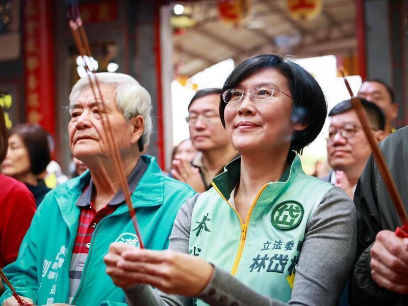 立委林岱樺（右）疑涉助理費遭檢調約談、搜索。（取自林岱樺臉書）