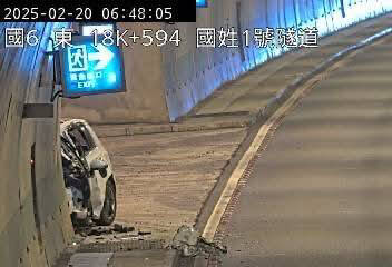 國道6號東向國姓1號隧道，白色轎車自撞隧道壁柱，車頭擠壓變形。（圖由民眾提供）