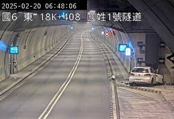 白色轎車撞擊力道強，車頭擠壓變形，人受困車內，失去呼吸心跳。（圖由民眾提供）