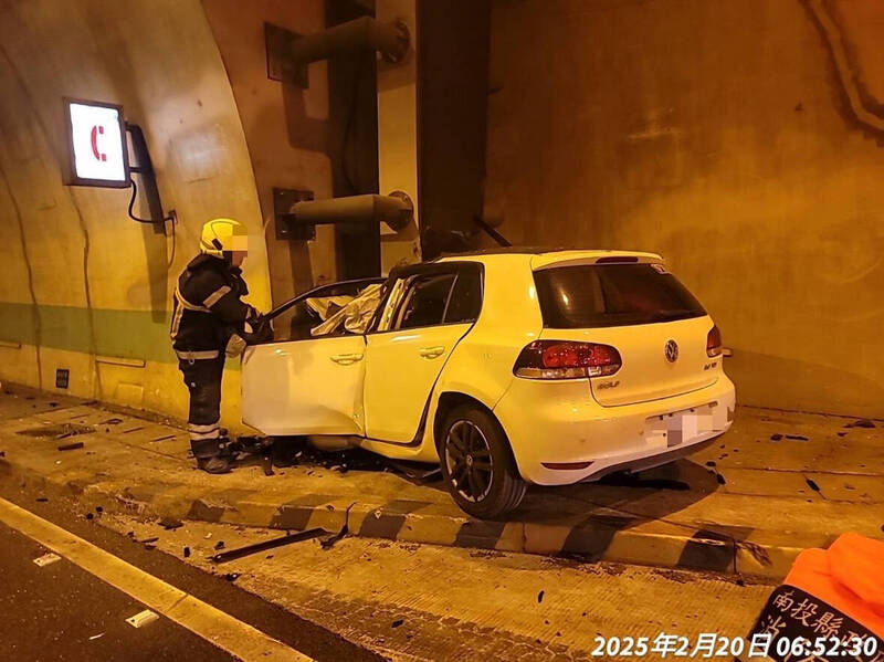 白色轎車駕駛卡在駕駛座，消防人員進行搶救。（國道七隊提供）