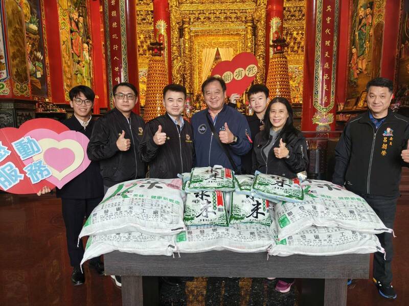 馬公東衛天后宮大米包龜,捐贈給澎湖榮民服務處。(澎湖榮民服務處提供)( 馬公東衛天后宮大米包龜,捐贈給澎湖榮民服務處。(澎湖榮民服務處提供)(