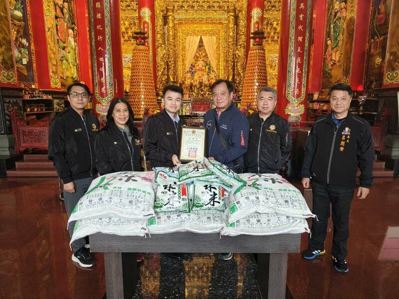 澎湖榮民服務處長捐贈感謝狀給天后宮主委。(澎湖榮民服務處提供) 澎湖榮民服務處長捐贈感謝狀給天后宮主委。(澎湖榮民服務處提供)
