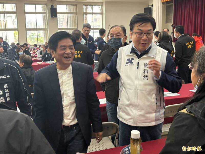 新北市長侯友宜今天(20日)到三峽區主持行動治理座談會議,立委吳琪銘與副市長劉和然和里長聊天。(記者陳奕劭攝) 新北市長侯友宜今天(20日)到三峽區主持行動治理座談會議,立委吳琪銘與副市長劉和然和里長聊天。(記者陳奕劭攝)