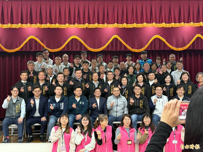 新北市長侯友宜(右4)今天到三峽區主持行動治理座談會議,和立委吳琪銘(左5)合影。(記者陳奕劭攝) 新北市長侯友宜(右4)今天到三峽區主持行動治理座談會議,和立委吳琪銘(左5)合影。(記者陳奕劭攝)