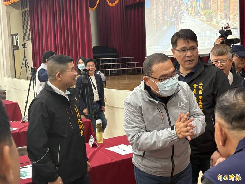 新北市長侯友宜今天到三峽區主持行動治理座談會議,一一與里長問候。(記者陳奕劭攝) 新北市長侯友宜今天到三峽區主持行動治理座談會議,一一與里長問候。(記者陳奕劭攝)