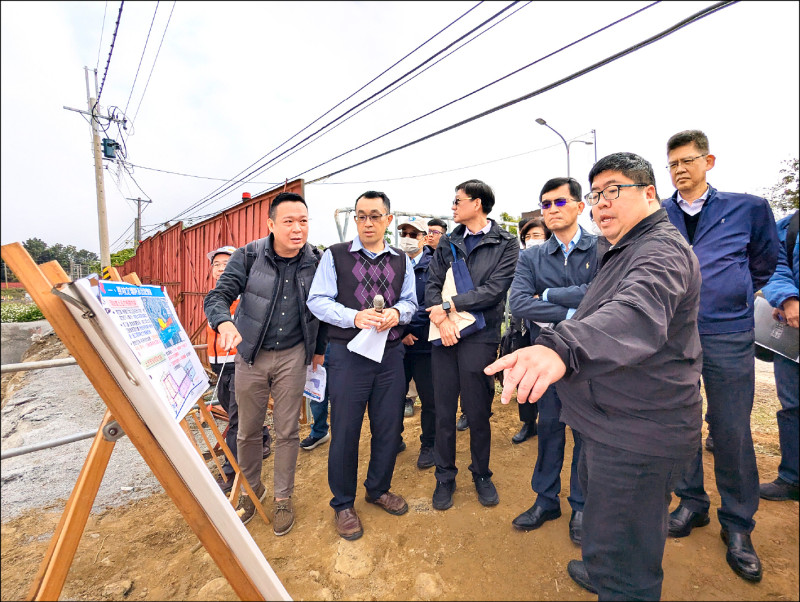 立委蔡易餘昨到水上產業園區現勘，協調經濟部善用八掌溪疏濬土方，改善園區地勢低窪問題。（記者王善嬿攝）