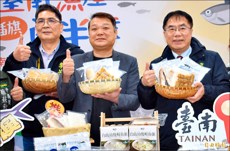台南市長黃偉哲(右起)、鮮饌總經理洪志民、台南市農業局長李芳林見證漁產品裝櫃啟運。(記者楊金城攝) 台南市長黃偉哲(右起)、鮮饌總經理洪志民、台南市農業局長李芳林見證漁產品裝櫃啟運。(記者楊金城攝)