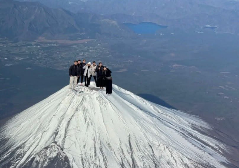 中國網友分享的登頂富士山合照，畫面比例引發質疑。