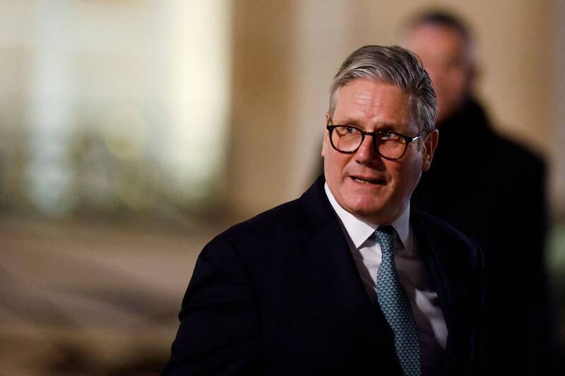 英國首相施凱爾今天晚間與烏克蘭總統澤倫斯基通話，提到烏克蘭在戰爭期間暫停選舉是合理之舉，一如英國在第二次世界大戰（1939至1945年）期間。（路透）