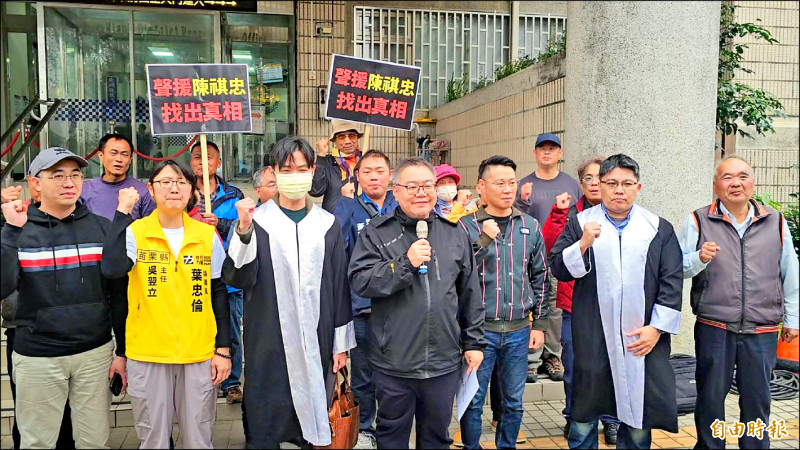 苗栗縣社運人士陳祺忠日前遭襲擊毆傷,苗栗檢方昨召開偵查庭,陳祺忠出庭說明,縣議員陳光軒、陳品安、前立委邱顯智、前議員宋國鼎等過去社運抗爭夥伴到場聲援。
(記者彭健禮攝) 苗栗縣社運人士陳祺忠日前遭襲擊毆傷,苗栗檢方昨召開偵查庭,陳祺忠出庭說明,縣議員陳光軒、陳品安、前立委邱顯智、前議員宋國鼎等過去社運抗爭夥伴到場聲援。
(記者彭健禮攝)
