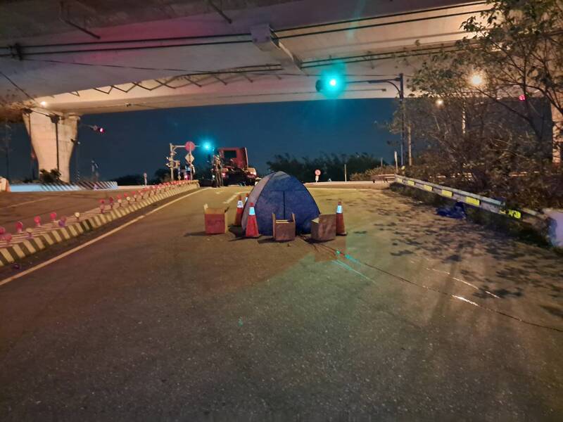 彰化濱海路傳出死亡車禍，機車騎士捲入曳引車底遭輾斃。（民眾提供）