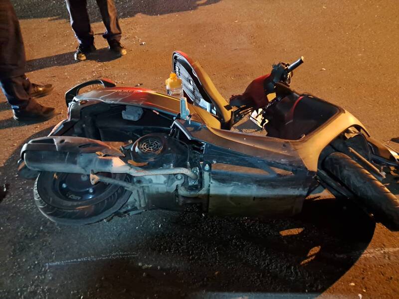 彰化濱海路傳出死亡車禍，機車騎士捲入曳引車底遭輾死。（民眾提供）