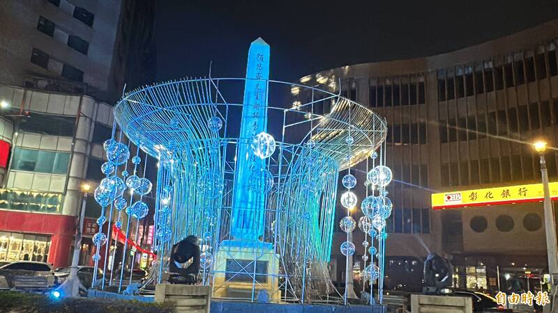 北港燈會10大燈區之一顏思齊圓環紀念碑燈區。(記者黃淑莉攝) 北港燈會10大燈區之一顏思齊圓環紀念碑燈區。(記者黃淑莉攝)