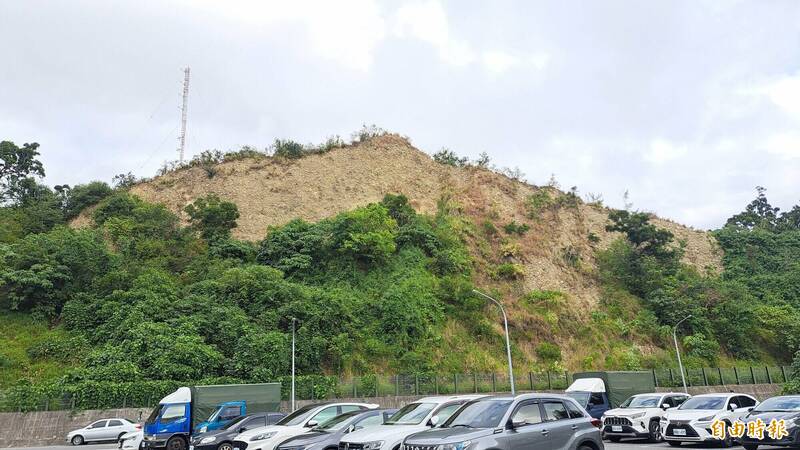 民眾目擊台灣野山羊出現在鯉魚山的位置,就是面對長沙街的這片崩塌山壁。(記者黃明堂攝) 民眾目擊台灣野山羊出現在鯉魚山的位置,就是面對長沙街的這片崩塌山壁。(記者黃明堂攝)