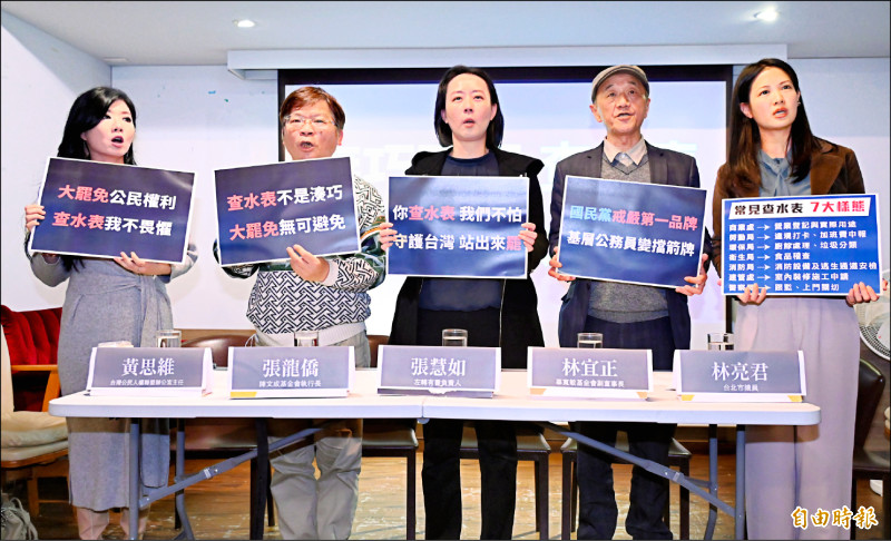 台灣公民人權聯盟辦公室主任黃思維律師（左起）、陳文成基金會執行長張龍僑、左轉有書負責人張慧如、辜寬敏基金會副董事長林宜正、台北市議員林亮君昨召開記者會，譴責台北市府透過行政手段刁難公民罷免行動。（記者朱沛雄攝）