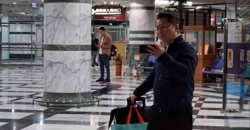 政治評論員陳財能指出花蓮民政處長明良臻（見圖）跟著國民黨立院黨團總召傅崐萁赴香港。（圖擷取自臉書）