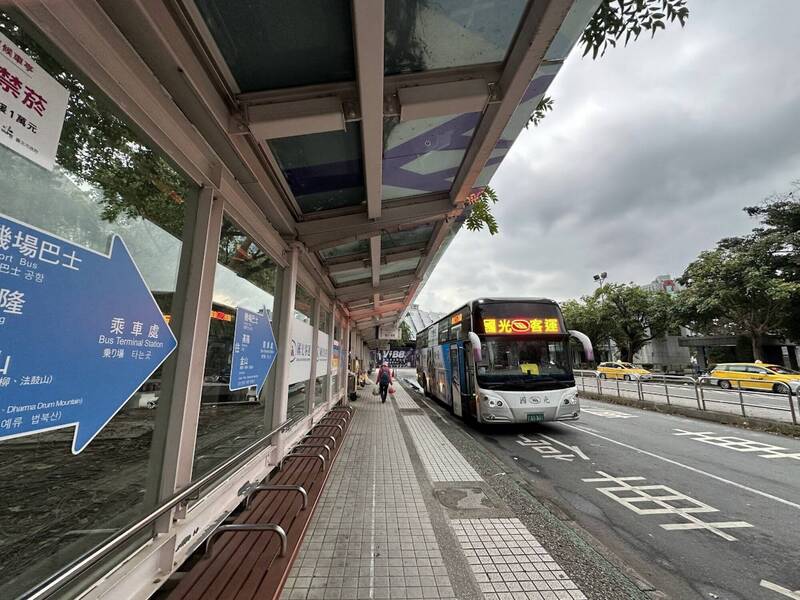 國光客運1815號路線司機獲知有乘客昏迷,救人為先,改變行車路線,直接把客運車開進基隆長庚醫院急診室救人,仍救不回昏迷乘客。示意圖,非當事車輛。(資料照) 國光客運1815號路線司機獲知有乘客昏迷,救人為先,改變行車路線,直接把客運車開進基隆長庚醫院急診室救人,仍救不回昏迷乘客。示意圖,非當事車輛。(資料照)
