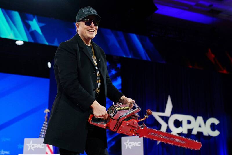 億萬富豪馬斯克（Elon Musk）今天在華府郊區一場保守派集會上揮舞阿根廷總統米雷伊所贈電鋸，他對審查聯邦準備理事會帳目持開放態度，並指責民主黨人「叛國」。（歐新社）