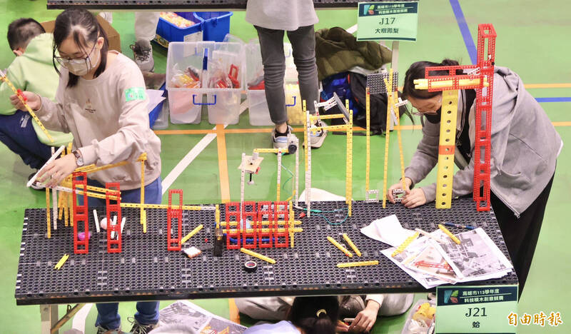 高雄市科技積木創意競賽在中正高中登場,以「3R與循環經濟」為主題。(記者黃良傑攝) 高雄市科技積木創意競賽在中正高中登場,以「3R與循環經濟」為主題。(記者黃良傑攝)
