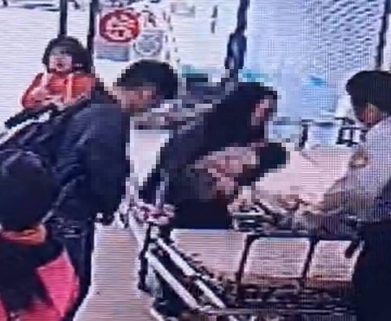 澳門女童在氣爆時頭部重創,在父母護送由熱心駕駛緊急送到醫院救治,目前仍在危險期。(民眾提供) 澳門女童在氣爆時頭部重創,在父母護送由熱心駕駛緊急送到醫院救治,目前仍在危險期。(民眾提供)