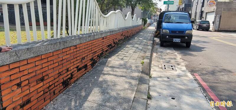 屏東市中正國小人行道擬拓寬 居民反對：縮減汽機車道易車禍