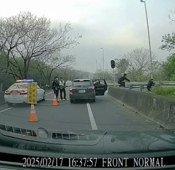 國道警76快速道路臨檢,休旅車突然打開車門,蹦出6人往外逃跑(翻攝網路)。 國道警76快速道路臨檢,休旅車突然打開車門,蹦出6人往外逃跑(翻攝網路)。