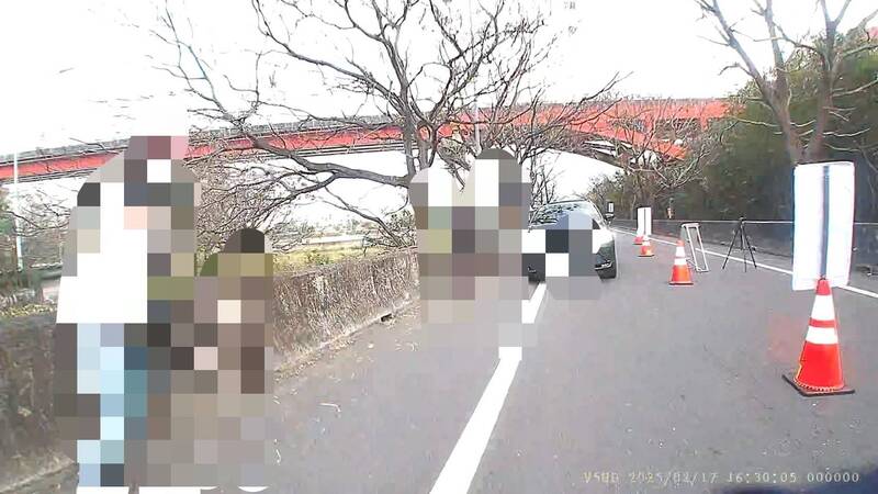 黃男駕駛自小客車後座乘客,有多人未繫安全帶,警員準備上前攔停舉發,車上多名乘客突然往右側邊坡及後方逃逸。(警方提供) 黃男駕駛自小客車後座乘客,有多人未繫安全帶,警員準備上前攔停舉發,車上多名乘客突然往右側邊坡及後方逃逸。(警方提供)
